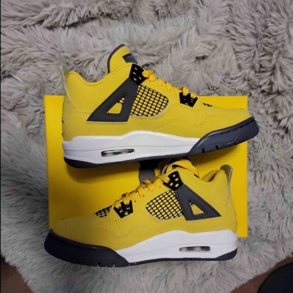 SOLD.  Air jordan 4 lightning